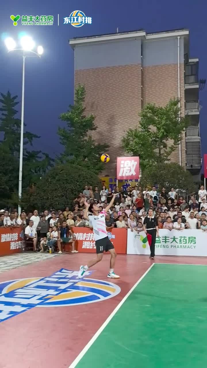 反败为胜首场状态出色，塞尔维亚队观众沸腾！，莱万多夫斯基重返赛场观众掌声雷动的简单介绍